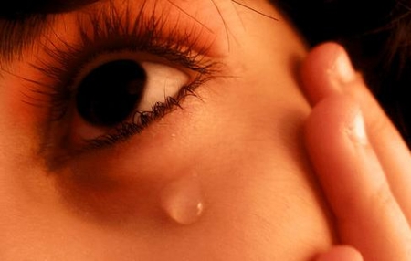 الزرقاء : فتاة عشرينية تروي خداع صديقتها بأن حبيبها غير مناسب لتتفاجأ بزواجهما