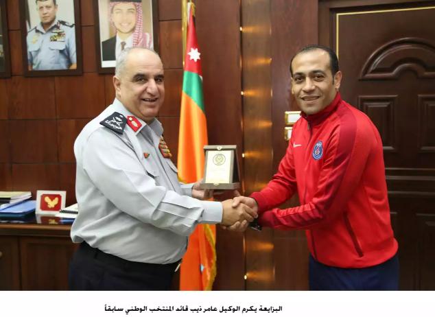 البزايعة يكرم الوكيل عامر ذيب قائد المنتخب الوطني سابقاً.