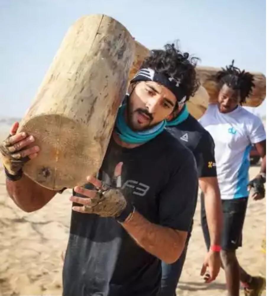 حمدان بن محمد يتحدى شرطة دبي.