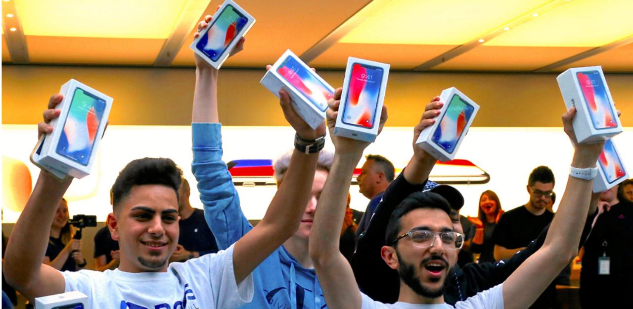 شاهد.. طوابير حول العالم لشراء “آيفون اكس”.