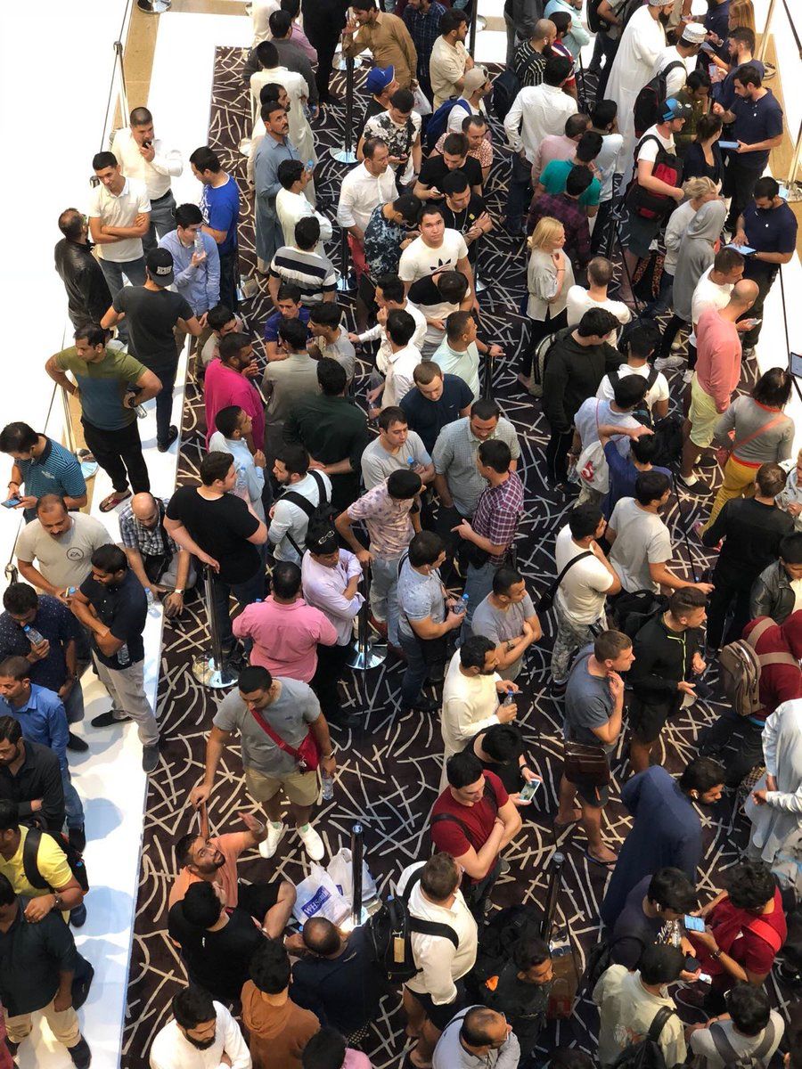 بالصور: ازدحام كبير في دبي مول للحصول على آيفون 10