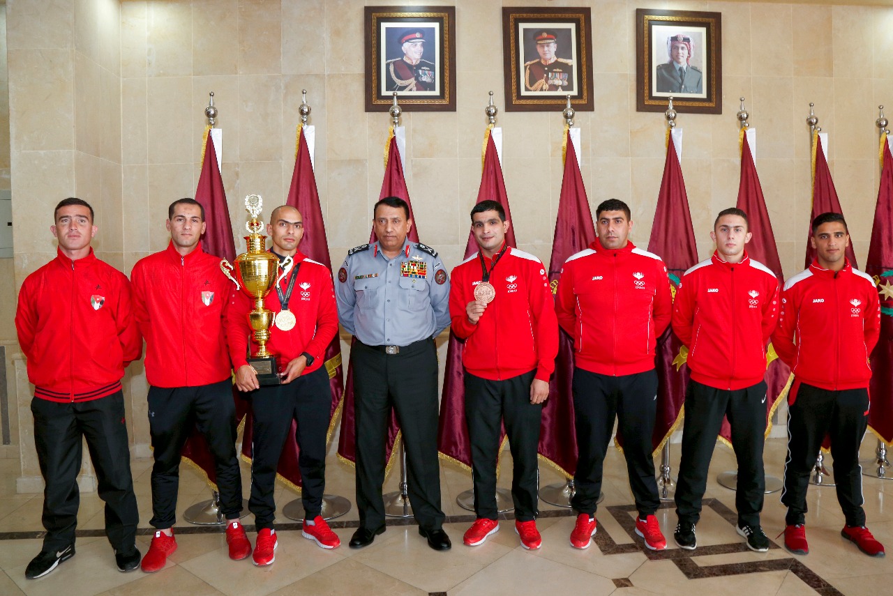 اللواء الركن الحواتمة يكرم بطل العالم في الكيك بوكسينج الدركي أبو حصوة