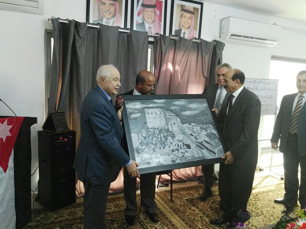 اللواء م العجارمة يفتتح محطة المعرفة لنادي الضباط المتقاعدين بمحافظة الكرك.