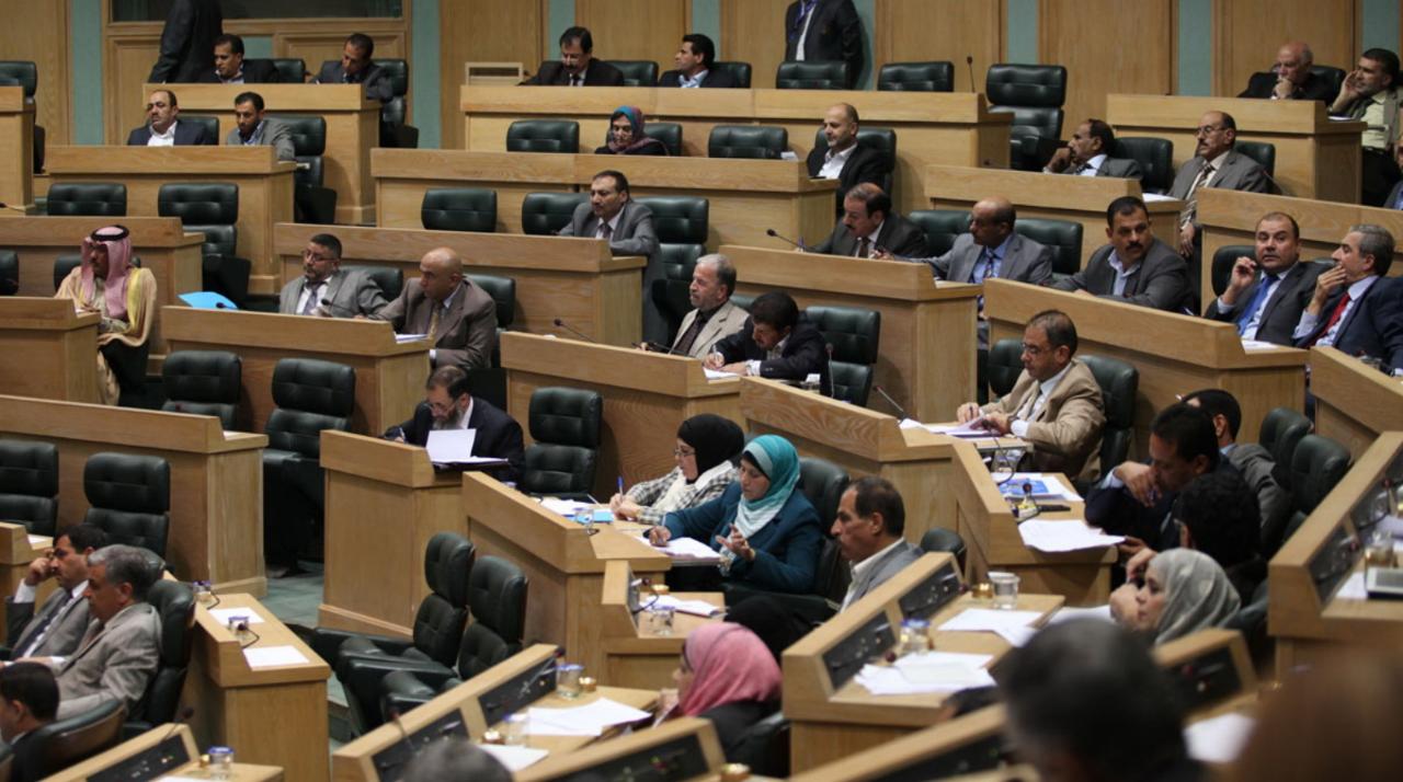 الصحة النيابية تواصل مناقشة إدارة النفايات.