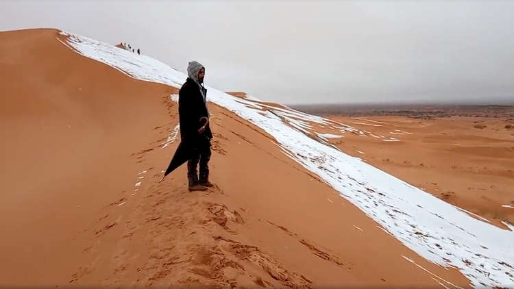 الثلج يغطي الصحراء الكبرى