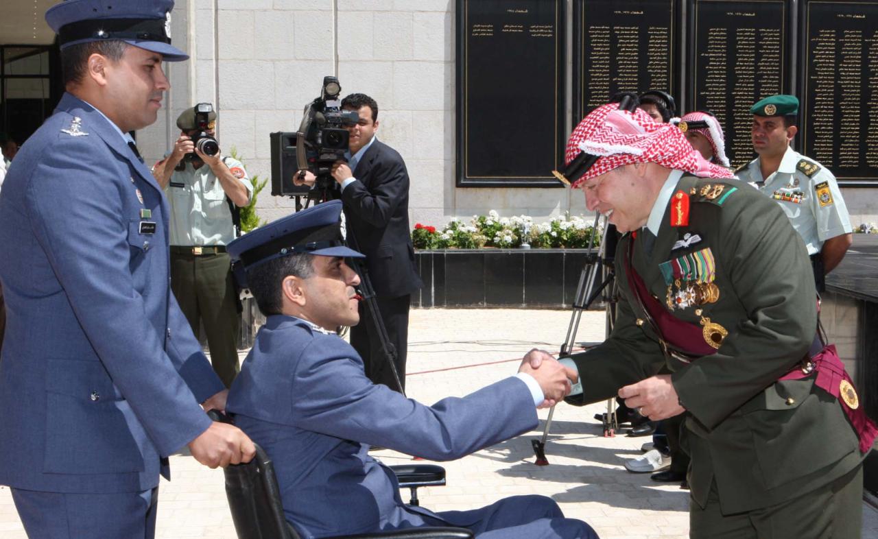 نسر من نسور سلاح الجو العقيد م الطيار العطعوط يرقد على سرير الشفاء في مدينة الحسين الطيبة.......تفاصيل.