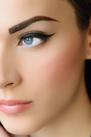 كيف تضعين الأي لاينر الجل؟