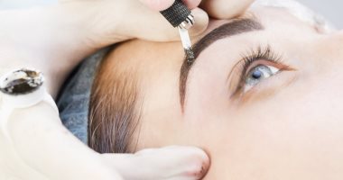 قبل ماترسميه... اعرفي أضرار تاتو الحواجب على بشرتك وصحتك