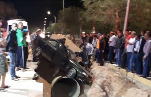بالصور .. سقوط سيارة في قناة تصريف مياه الأمطار بالعقبة