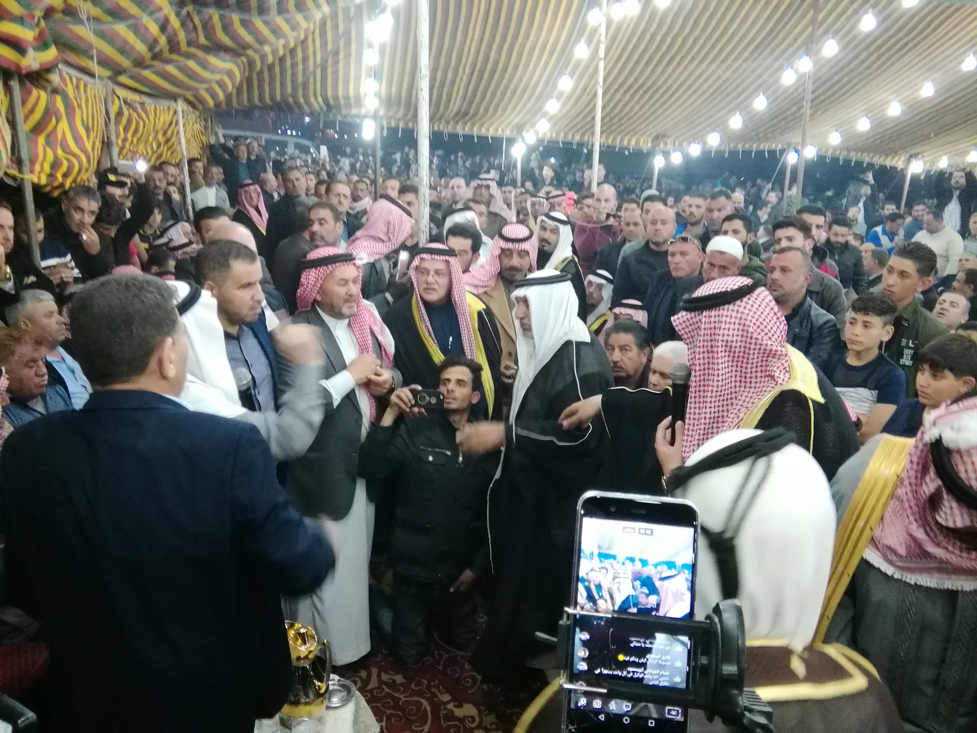 الشيخ عبدالكريم الحويان على رأس جاهة لأخذ عطوة اعتراف.