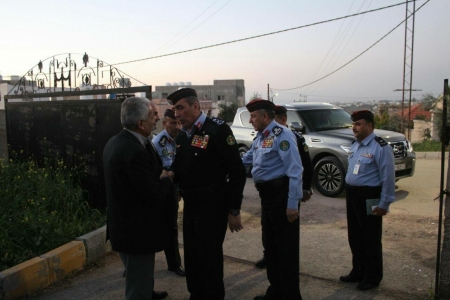 بالصور ... مدير الأمن العام اللواء فاضل الحمود يزور بيت عزاء الرائد السلايمه