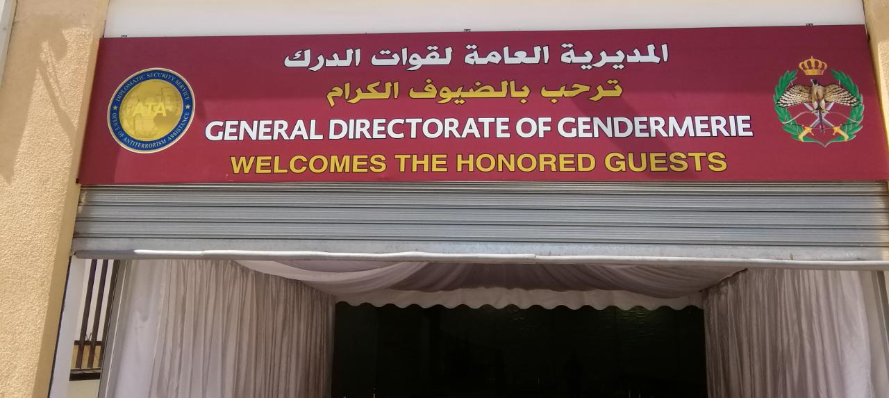 قبلة على جبين كل... دركي.