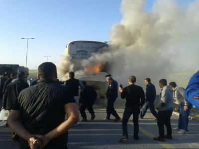 شاهد بالصور... احتراق مركبة بشكل كامل على الطريق التنموي باتجاه سحاب