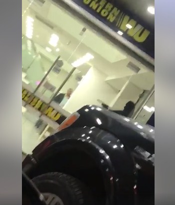 الامن يوقف المصور العقاربه بسبب تصويره حادثة السطو المسلح في الجاردنز