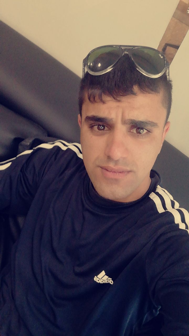 الشاب الصلاحين العبادي على سرير الشفاء.