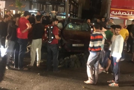 بالصور ...العناية الالهية تنقذ حياة شابين بحادث تصادم في شارع المدنية المنورة