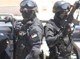 مطاردة أمنية تنتهي بالقبض على شخصين حاولا سلب صيدلية في ضاحية الياسمين
