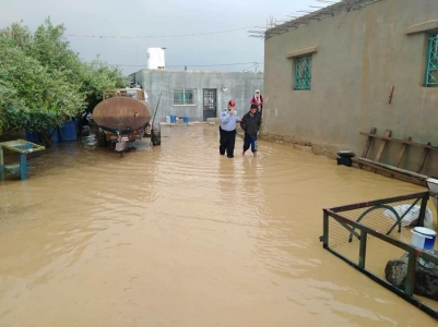 بالصور...الأجهزة الأمنية تنقذ مواطنين داهمت السيول منازلهم في الزملة والصالحية و الخالدية