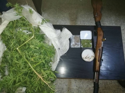 بالصور...اعتقال 7 من مروجي المخدرات وضبط سلاحين ناريين ومركبة مسروقة بحملة أمنية في البلقاء