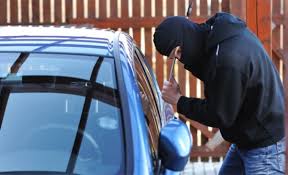 القبض على مطلوب ثلاثيني بقضايا سرقة مركبات ومنازل في عمان