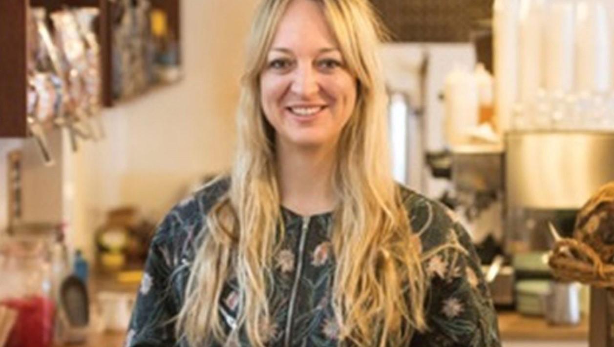 أمريكية تصنع كعكة زفاف الأمير هاري وميغان ماركل.