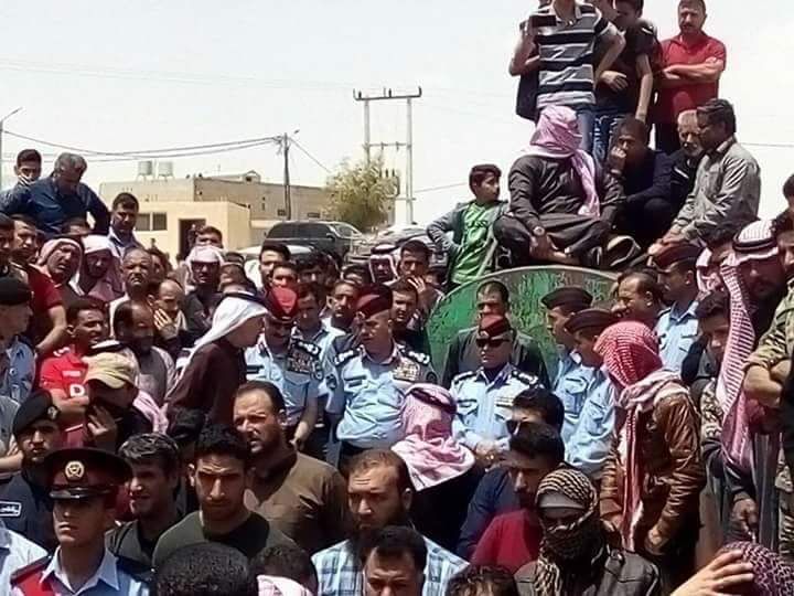 بالصور .... الآﻻف يشيعون فقيد الواجب الشرطي مشعل النعيمات في بلدة روضة الامير هاشم بمحافظة معان.