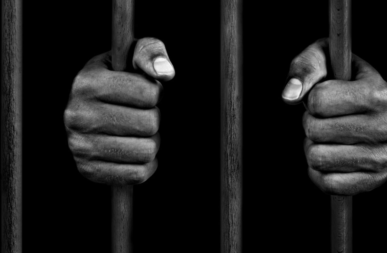 مزحة تقود شاب لسجن 3 سنوات فماذا فعل بصديق عمره؟...تفاصيل.