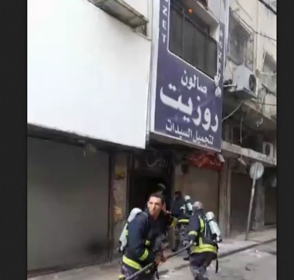 بالصور...الدفاع المدني يسيطر على حريق بمدخل صالون روزيت وسط اربد