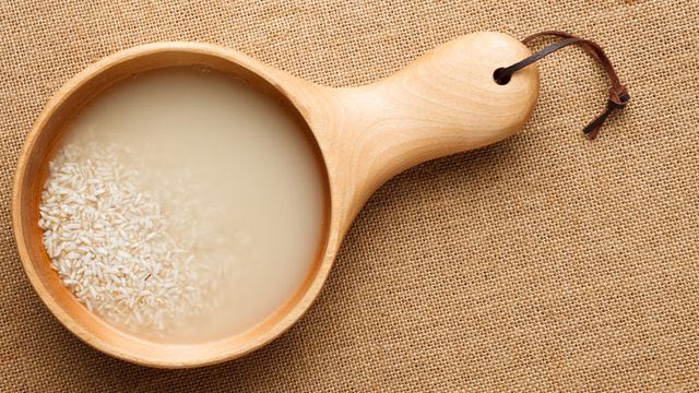 لا ترمي ماء الأرز بعد اليوم...لن تصدقي استخداماتها!.