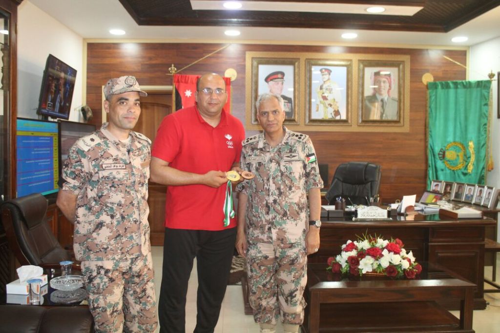 قائد المنطقة العسكرية الوسطى العميد الرقاد  يكرم البطل المومني