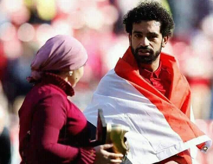 بالصور....لاول مرة زوجة محمد صلاح تحتفل معه بالملعب.