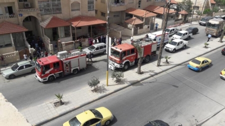 بالصور ... اخماد حريق في عدادات كهرباء مدخل بناية بالزرقاء
