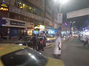 شرطة الزرقاء تفرض سيطرة امنية في كافة مناطق المحافظة وتلقى ترحيبا وارتياحا شعبيا.
