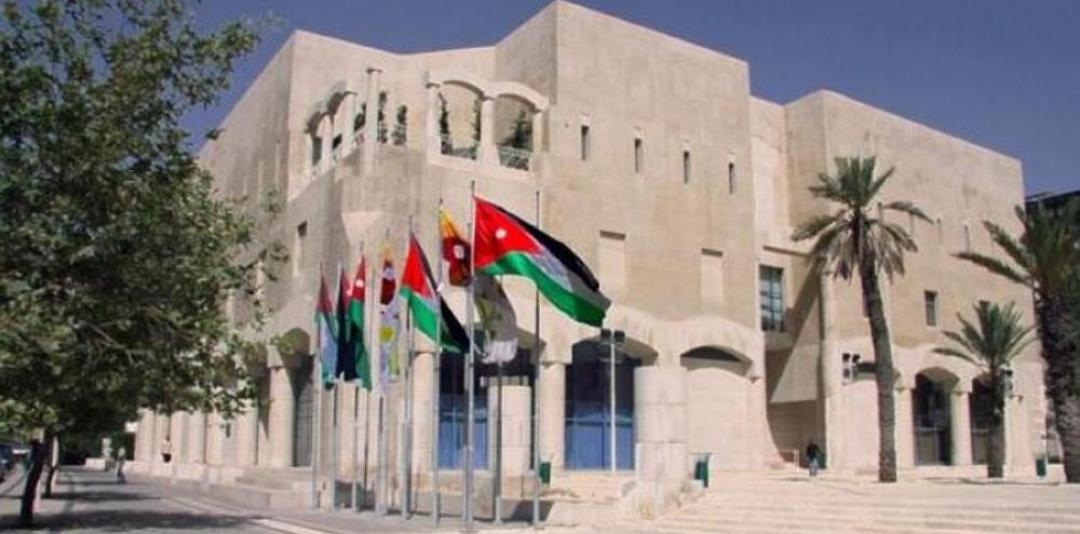 الأمانة ...توقيف موظف أساء لعامل وطن.