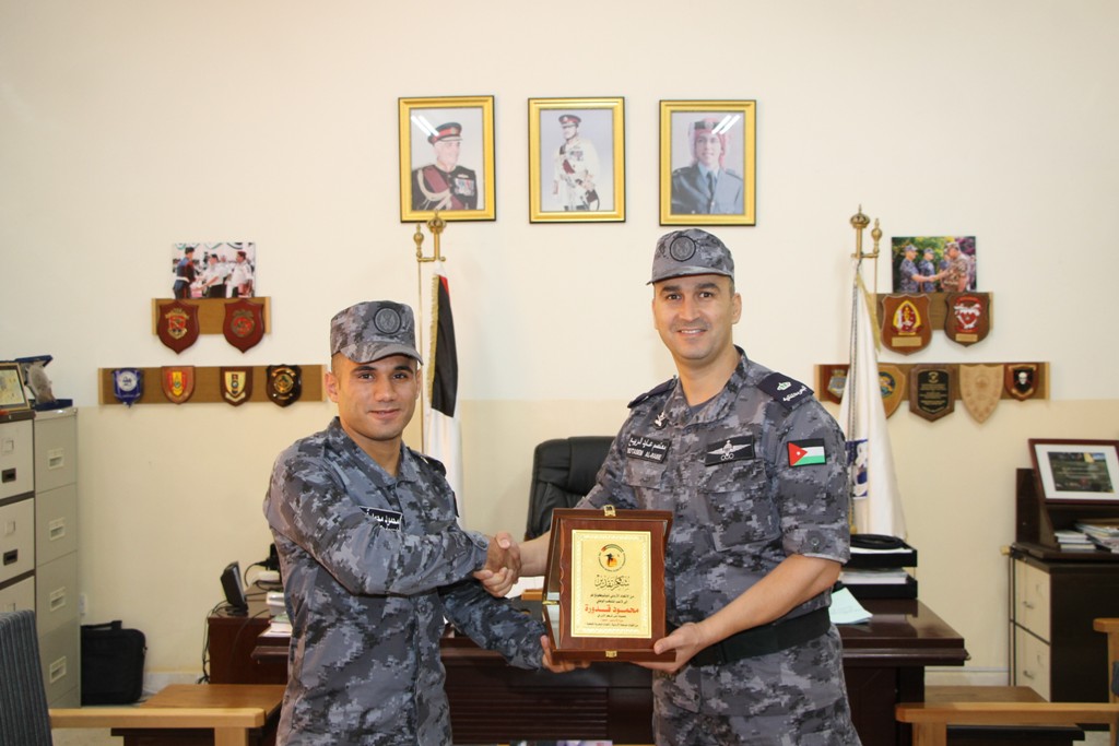 قائد كتيبة المشاه البحرية 77 يكرم البطل قدوره.