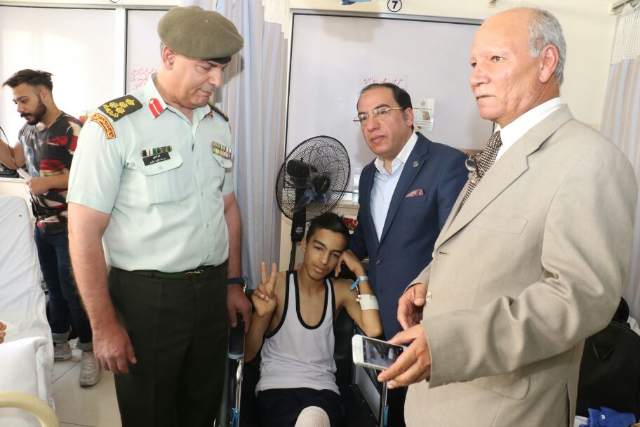 شموط يزور مصابي غزة في المدينة الطبية.