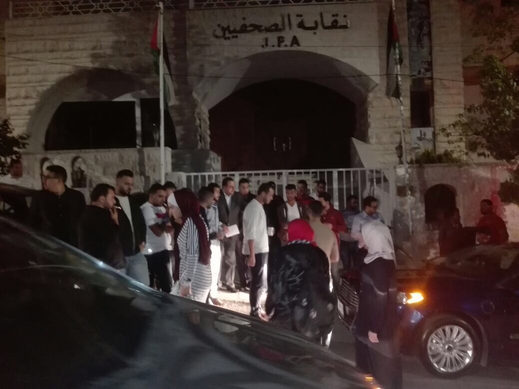 العشرات من خريجي الصحافة يفطرون أمام نقابة الصحفيين.