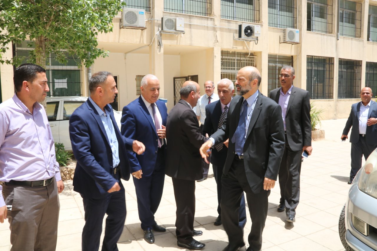 الرزاز يزور مدرسة ساكب الثانوية ويقدم التعازي  بوفاة المعلم رائد العتوم .