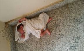 العثور على لقيط حديث الولادة أمام مسجد بالعاصمة عمان