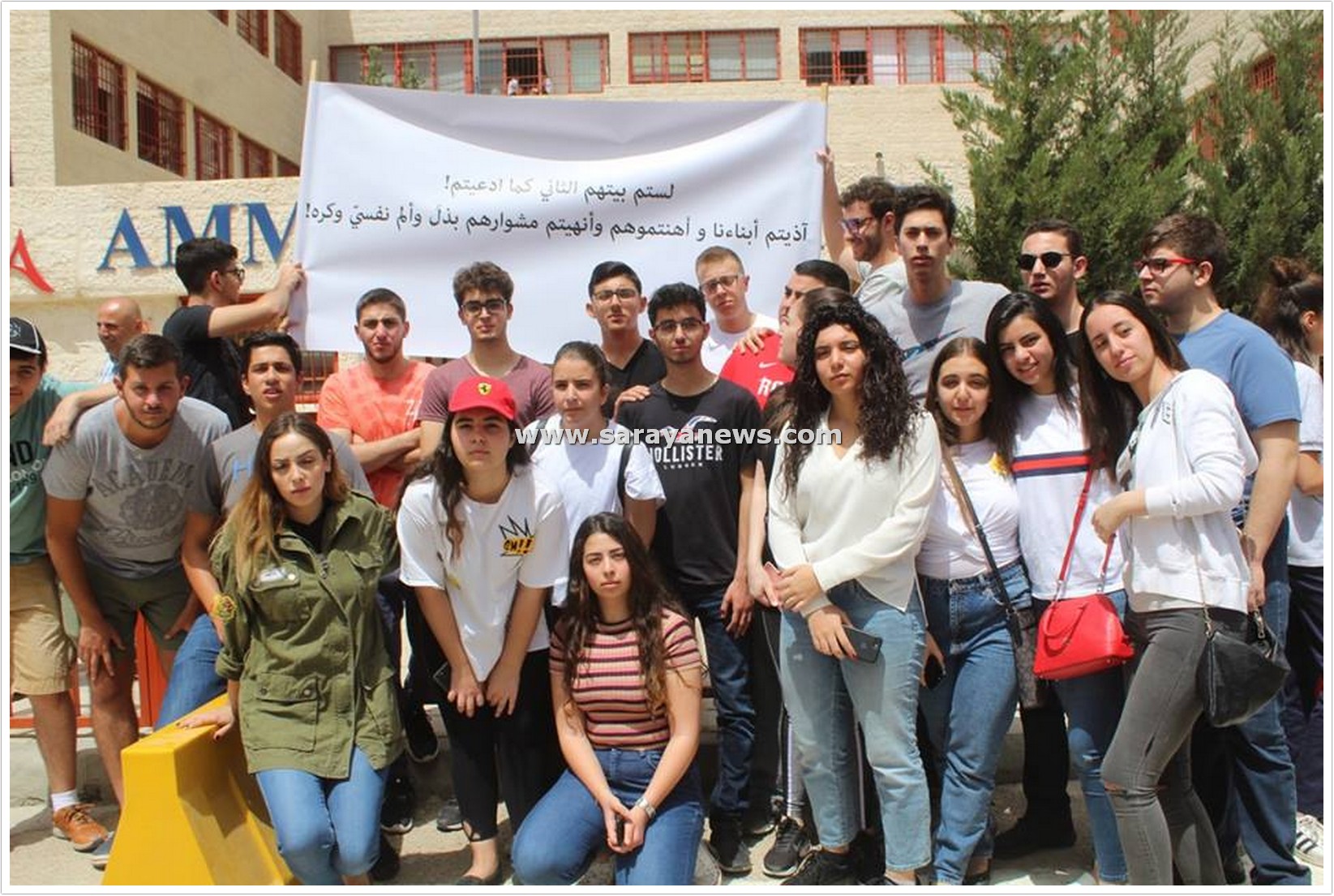 طلبة و ذويهم يعتصمون امام اكاديمية خاصة في عمان احتجاجاً على قرارات تعسفيه بحقهم .. صور