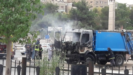 شاهد بالصور ...احتراق سيارة  ضاغطة للقمامة  تابعة لبلدية الزرقاء