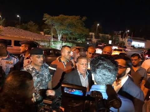 محافظ العاصمة الشهاب يطلب من أصحاب المركبات المتوقفة مغادرة الدوار الرابع.