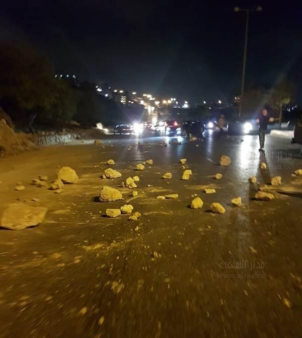 الوريكات العدوان يغلقون شارع الاردن.