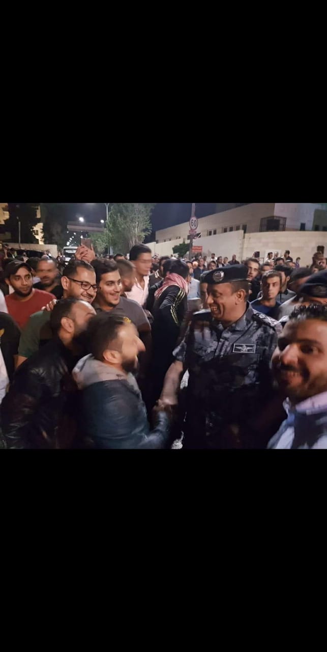 اللواء الركن حسين الحواتمة يتحدث مع المواطنين على الدوار الرابع.