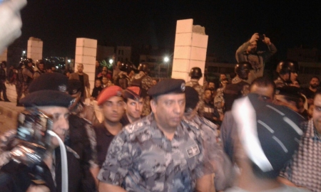 مدير الدرك يسأل متظاهر: كم راتبك .. شاهد الإجابة