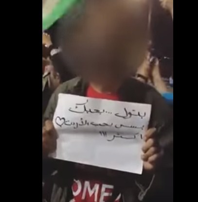 بالفيديو .. شاب يوجه نداء لحبيبته اثناء احتجاجات الدوار الرابع بحبك يا بتول
