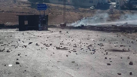 بالصور .. إغلاق طريق بلعما الزرقاء احتجاجا على قرارات الحكومة