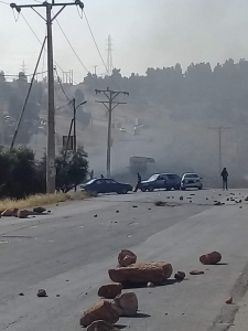 بالفيديو والصور .. إغلاق الطريق الرئيسي في الدجنية بالإطارات والحجارة
