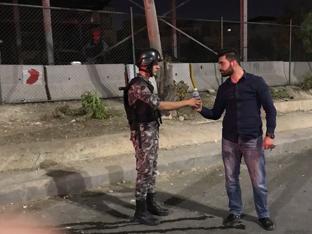 من قدم الماء لمن؟ غير مهم.