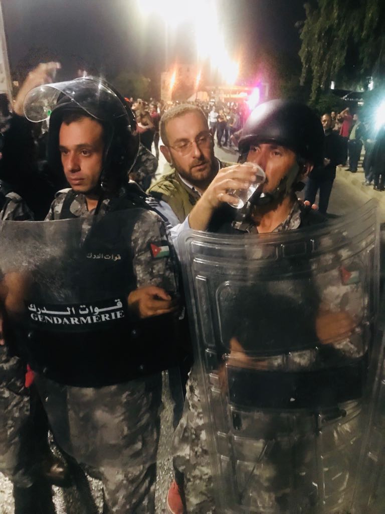 صورة تغني عن اي تعليق ... علاقة المواطن بأخيه جندي الدرك.